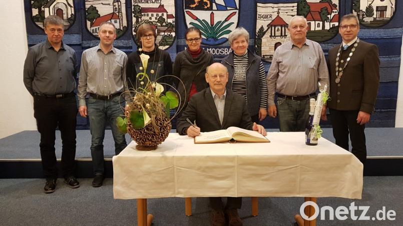 Bürgermeister Hermann Ach (rechts) gratuliert und ehrt den Bayerischen Fotomeister 2018 Max Striegl mit einem Eintrag ins Goldene Buch. Er wird begleitet von seiner Familie und den drei Vorsitzenden des Fotoclubs Pleystein. Bild: gi
