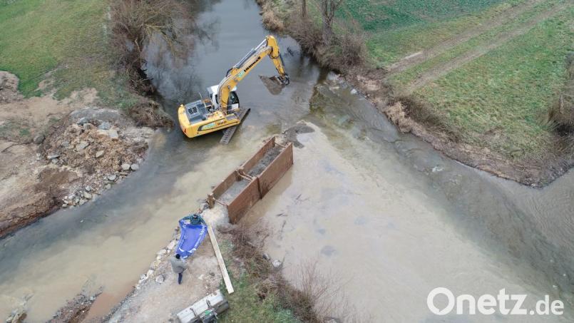 Ein Bagger entfernt die Flusssperre und die Haidenaab kann ihren gewohnten Lauf nehmen. Bild: sne