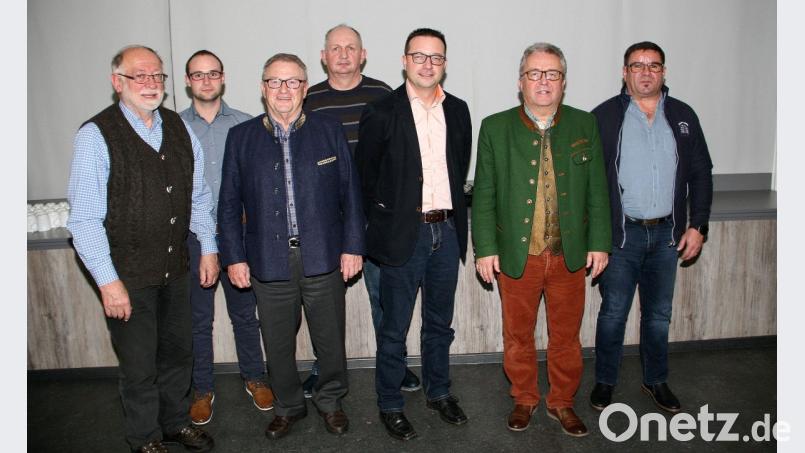 Harald Seitz wechselt ins Mitterteicher Rathaus. Zum stellvertretenden Bauhofleiter wurde Alexander Bäumler – als Nachfolger von Josef Beer - ernannt. Im Bild (von links) Bürgermeister Herbert Bauer (Falkenberg), Alexander Bäumler, zweiter Bürgermeister Fritz Holm (Wiesau), Josef Beer, Harald Seitz, Bürgermeister Toni Dutz (Wiesau) und Bauhofleiter Michael Klarner. Bild: wro