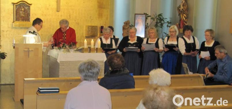 Die OWV-Gesangsgruppe gestaltet den Gottesdienst im BRK-Heim am zweiten Weihnachtsfeiertag mit der „Stoawold-Mess“. Bild: hä
