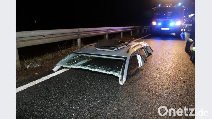 Die Feuerwehr befreite mit hydraulischen Gerät die Insassen des Audis. Bild: rw
