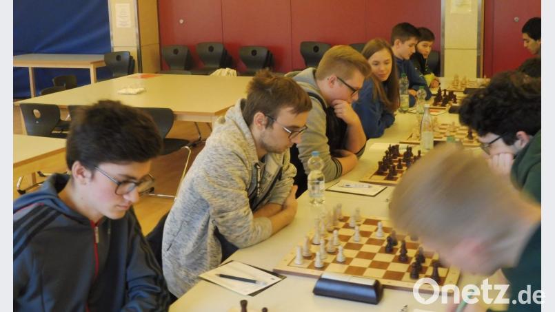 Die erste Jugendmannschaft des Schachklubs Schwandorf in der Bayernliga noch hoffnungsvoll im Duell gegen München Südost. Bild: sts