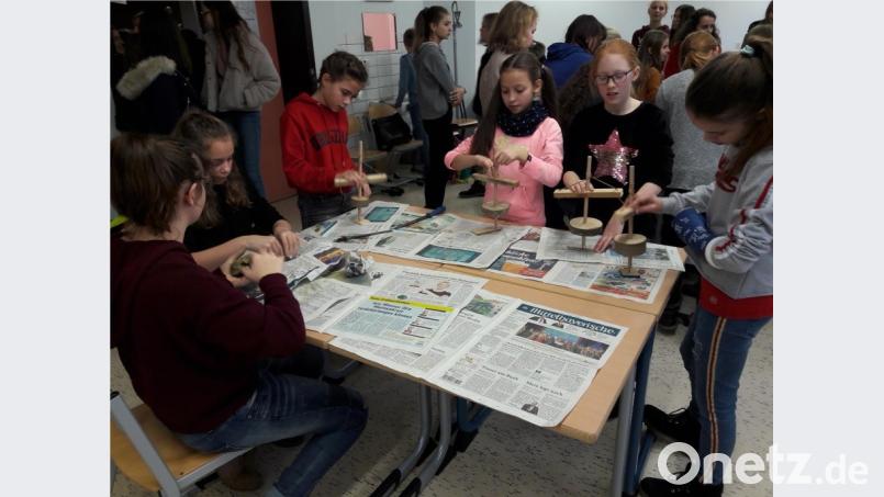 Schülerinnen der 6. Jahrgangsstufe des Nabburger Gymnasiums bei der Arbeit mit einem gebastelten Pumpenbohrer. Bild: exb