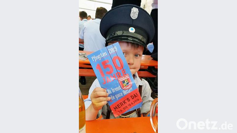 Selbst die jüngsten Feuerwehrler, wie hier Bastian Fritsch, freuen sich auf das 150-jährige Jubiläum der Feuerwehr Wildenau zu Pfingsten, für das bereits der Kartenvorverkauf läuft. Bild: lst
