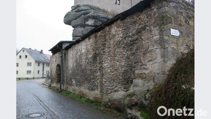 Bereits ins Auge gefasst hat der Markt Falkenberg die Revitalisierung des Gewölbekellers in der Schwaige am Fuße der Burg. Bild: wro