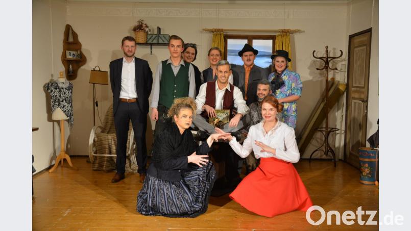 Die Premiere ist gelungen: Die Schauspieler und Regisseur Christian Gnan (stehend links) freuen sich über den tosenden Applaus der Zuschauer. Bild: fdl