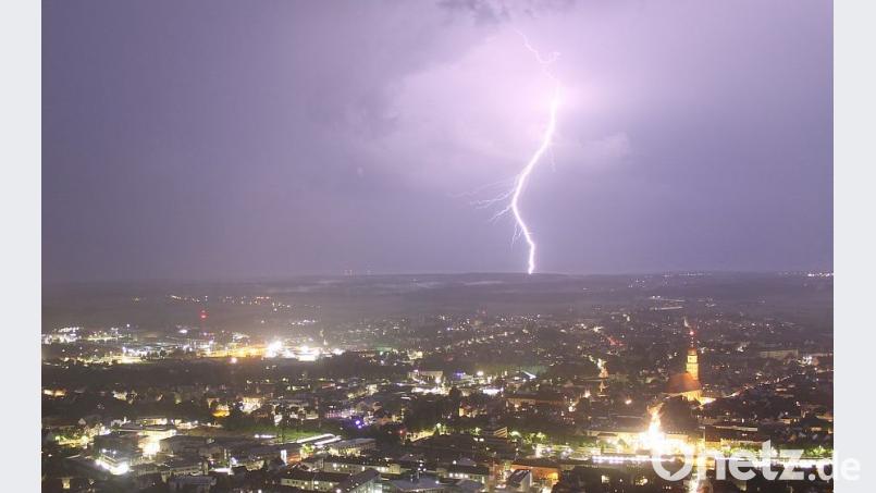 Die Webcam auf dem Turm der Mariahilfbergkirche hielt auch das Unwetter am Fronleichnamstag, 31. Mai 2018, fest. Bild: www.amberg-live.de