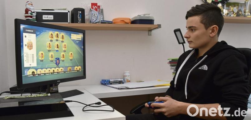 Auch der 15-jährige Weidener Max Wittmann ist in den nächsten Tagen öfters an der Playstation anzutreffen. In den Weihnachtsferien hat der Schüler mehr Zeit, mit seinen Freunden zu zocken. Bild: Alfred Schwarzmeier