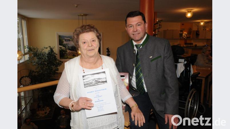 Luise Helgert freut sich über die Geburtstagswünsche von Bürgermeister Rainer Rewitzer. Bild: bey