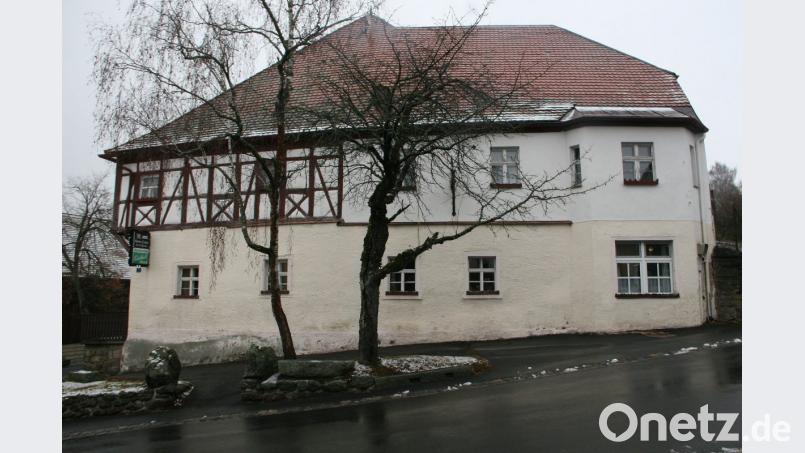 Mit einem Kostenaufwand von rund 1,4 Millionen Euro soll der Gasthof „Zum roten Ochsen“ saniert werden. Der Markt Falkenberg beteiligt sich daran mit 100.000 Euro. Bild: wro