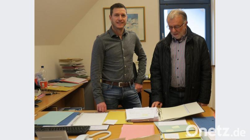Der Schreibtisch ist zwar noch nicht geräumt, aber die Tage von André Schille (links) als Geschäftsstellenleiter der VG Neunburg sind gezählt. Am 1. April 2019 tritt der 42-Jährige eine neue Stelle als Personalamtsleiter bei der Stadt Cham an. Sehr zum Bedauern des Gemeinschaftsvorsitzenden Hans Graßl (rechts) und seiner Bürgermeisterkollegen. Bild: kö