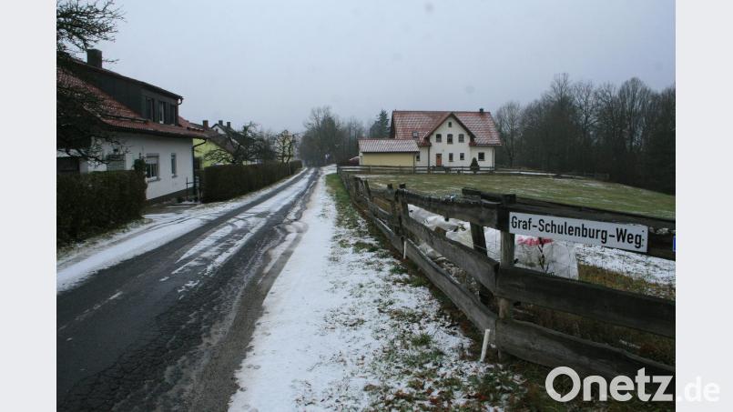 Der Graf-Schulenburg-Weg dient als obere Zufahrt zur Burg. Für den Ausbau beantragt die Gemeinde eine Förderung. Bild: wro