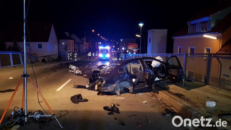 Nach einem Horrorcrash am 23 April auf der Adenauerbrücke in Schwandorf stirbt der Fahrer im Klinikum. Bild: doz