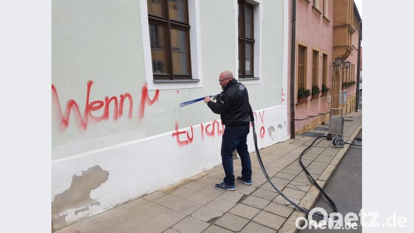 Jürgen Götz rückt den Buchstaben mit seiner Spezialmaschine zu Leibe. Bild: exb