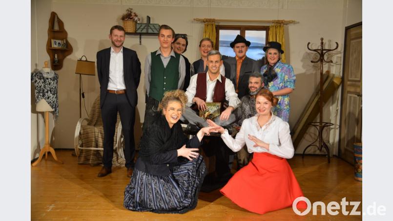 Die Premiere ist gelungen: Die Schauspieler und Regisseur Christian Gnan (stehend links) freuen sich über den tosenden Applaus der Zuschauer. Bild: fdl