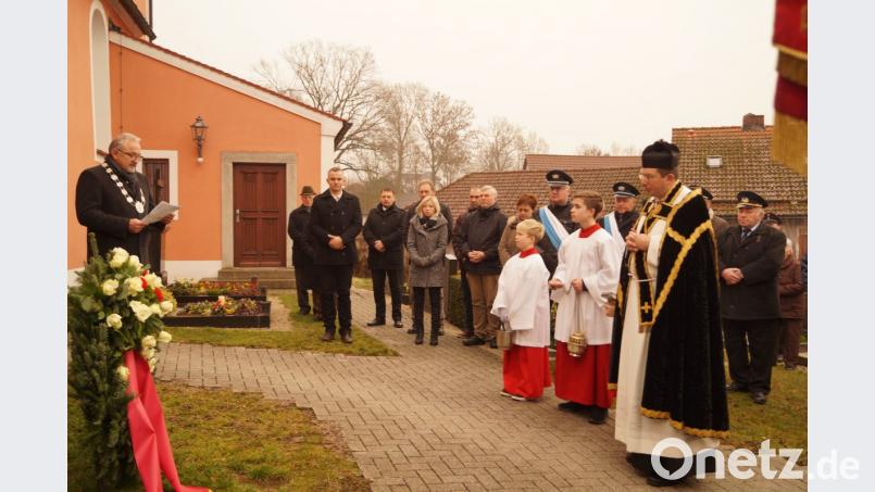 In seiner Ansprache betont Bürgermeister Rudolf Schopper (links), dass der Frieden nicht selbstverständlich ist. Bild: arw