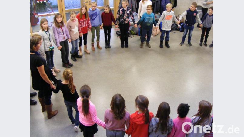 Die Grundschüler aus Tachau und Plößberg gingen gemeinsam den Plößberger Krippenweg. Bild: exb