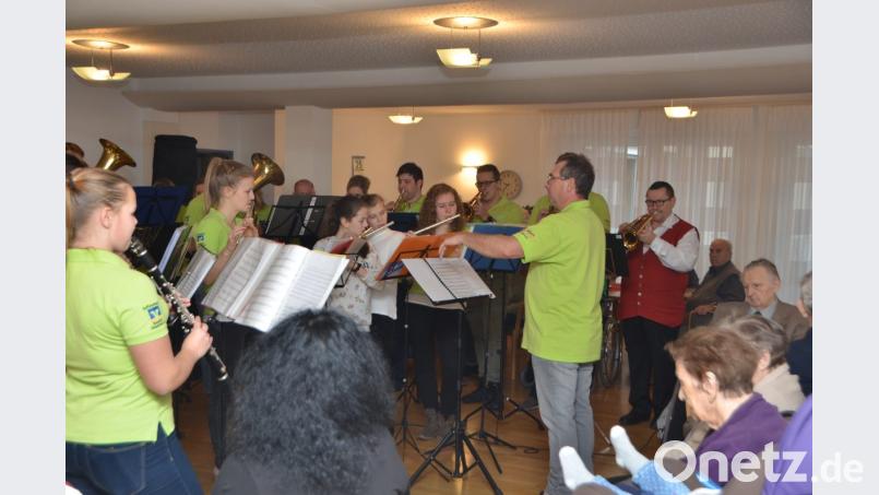 Am ersten Weihnachtsfeiertag bringen die Musikanten der Roggensteiner Jugendkapelle echte Weihnachtsfreude zu den Senioren ins Walter-Siegert-Caritasheim. Bild: dob