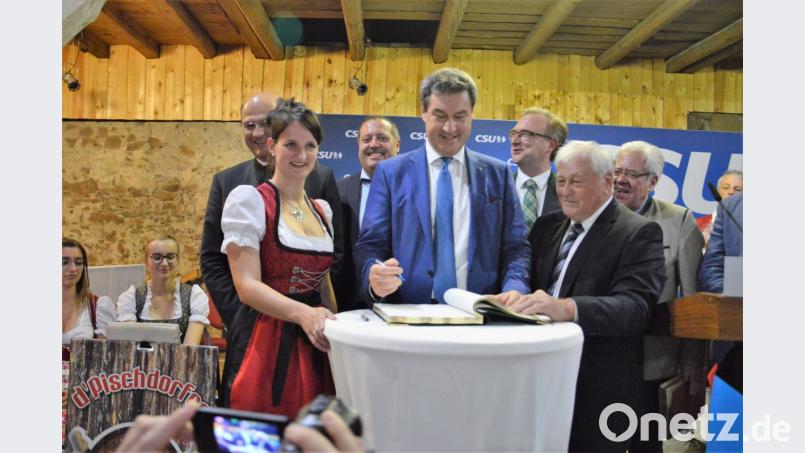 Beim CSU-Sommerempfang in Guteneck trägt sich Ministerpräsident Markus Söder ins Goldene Buch der Gemeinde ein. Bild: mp