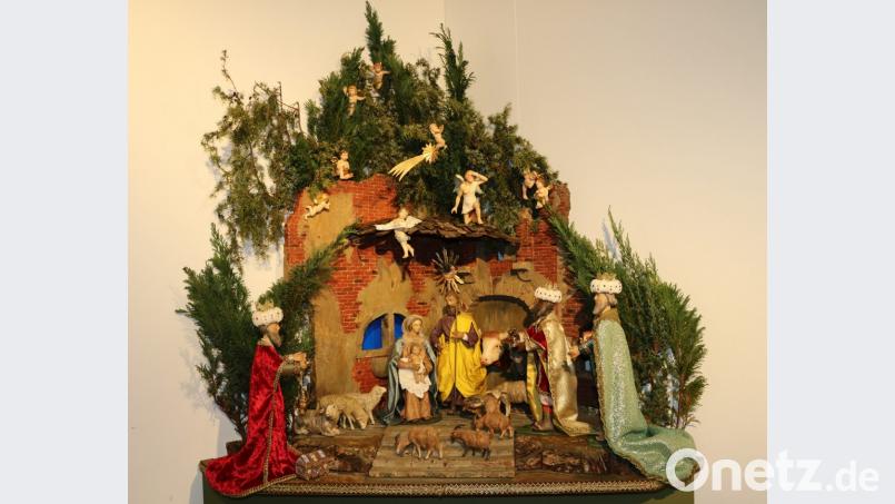Hans Zölch aus Waldsassen präsentiert seine Hauskrippe im Egerland-Museum. Bild: exb