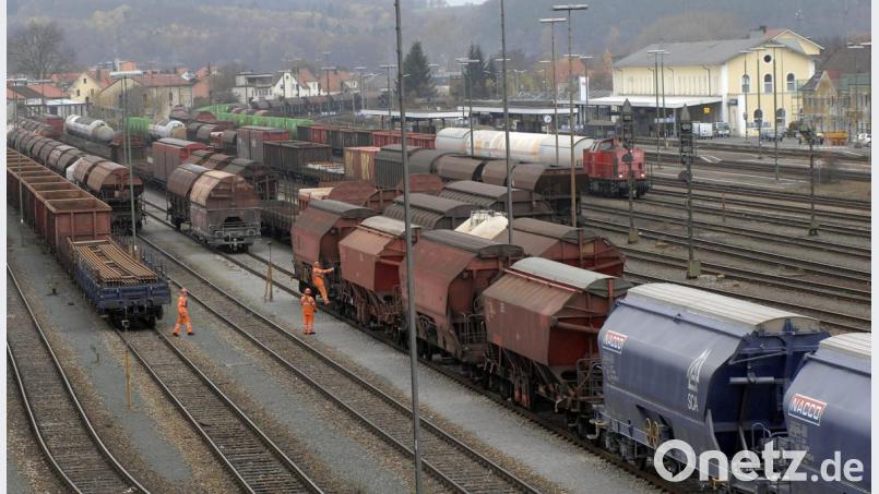 Wie viele Güterzüge werden künftig zwischen Hof und dem Bahnhof Schwandorf (Bild) unterwegs sein? Das Bundesverkehrsministerium hat dazu eine Prognose veröffentlicht, die allerdings einige Fragen aufwirft. Archivbild: Gerhard Götz