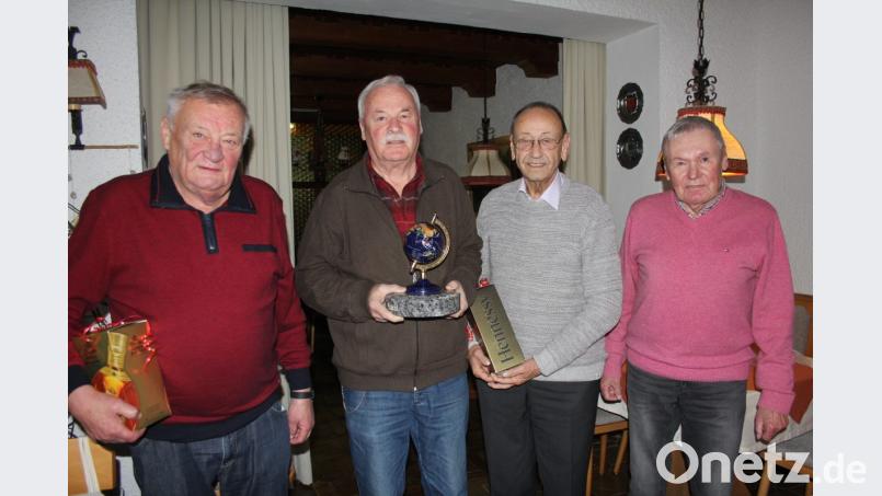 Die meisten Punkte haben in diesem Jahr (von links) Josef Riedl (51 134), Günther Karl (49 847) und Horst Wilcke (49 353) gesammelt. Zu diesen Ergebnissen gratulierte Skatclub-Chef Gerald Höhne (rechts). Bild: frd