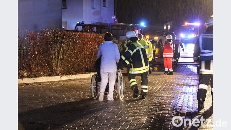 Seh- und Gehbehinderte, Demenzkranke und Rollstuhlfahrer müssen in der Nacht zum 1. Februar schnell aus dem brennenden Seniorenheim geholt werden. Ein Kraftakt für Personal und Rettungskräfte. Bild: Masching