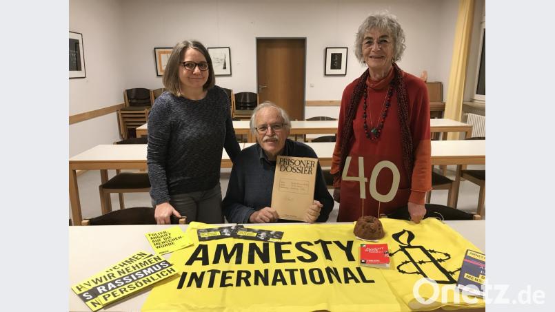Die Aktiven von Amnesty International in Amberg (von links): Anne Kuchler, Johann Ott und Mechthild König. Bild: exb