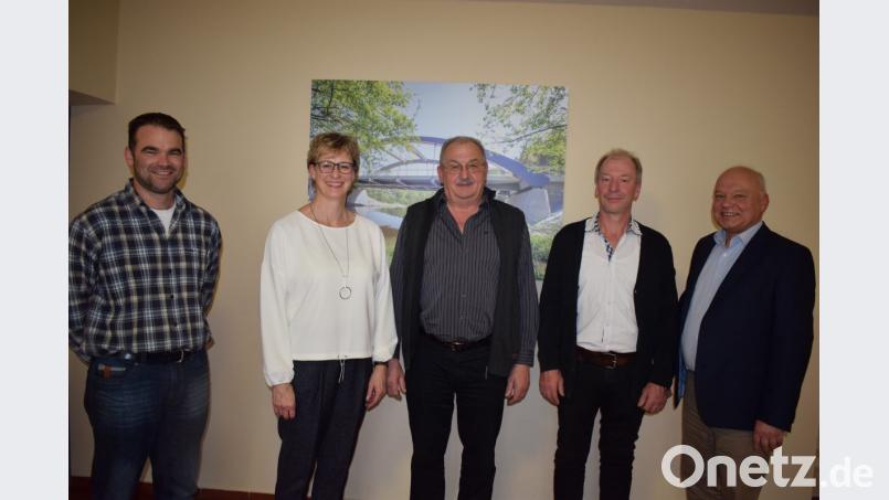 Nach 40 Dienstjahren in der Straßenmeisterei Nabburg wurde Hubert Fleischmann in den Ruhestand (Mitte) verabschiedet. Roland Stubenvoll (Zweiter von rechts) konnte sein 25jähriges Dienstjubiläum feiern. Den beiden Jubilaren dankten Bereichsleiter Gottfried Weishäupl (rechts), Dienststellenleister Michael Pfistermeister (links) und Personalrätin Claudia Zimmet (Zweite von links) für geleistete Arbeit. Bild: bnr