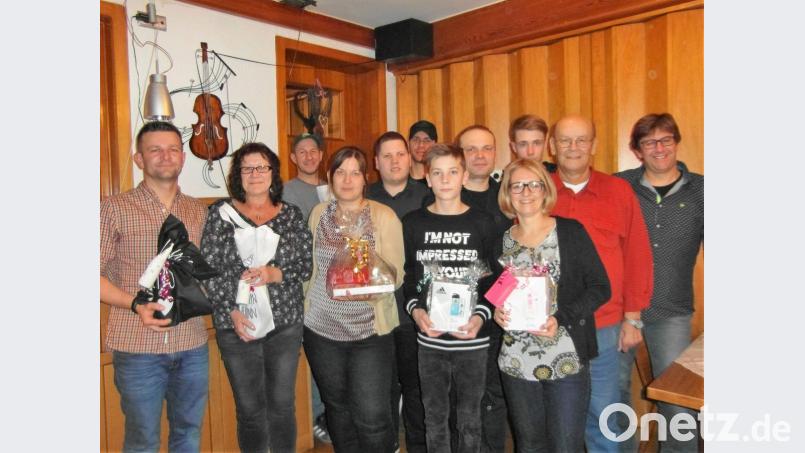Die beiden Siegermannschaften stellen sich mit Tennisvorstand Horst Zillner (Fünfter von rechts) und SVW-Vorstand Christian Lukas (rechts) zum Erinnerungsfoto auf. Bild: hl