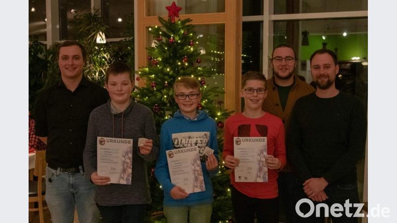 Dass die engagierte Nachwuchsarbeit des Musikzugs Früchte trägt, zeigt die Ehrung der Jugendlichen für das Bestehen der D1-Prüfung (von links): Vorsitzender Maximilian Stein, Johannes Riß, Kilian Pröls, Lucas Kuhl, Dirigent Wolfgang Vögele und Zweiter Vorsitzender Thomas Stark. Bild: u