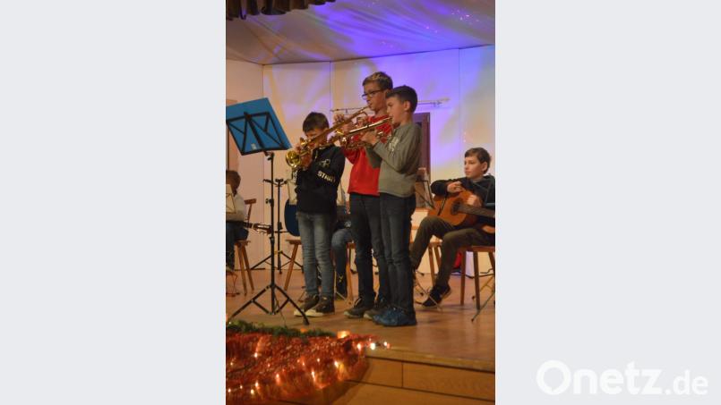Das Oberbibracher Trompetentrio (v.re.) Tim Wiesnet, Luis Wiesnet und Hannes Biersack, wünschten abschließend gekonnt "Föhliche Weihnacht überall". Bild: myd