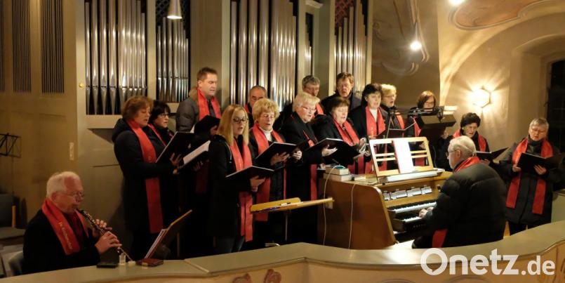 Beim Konzertabend in der evangelischen Kirche St. Johannes Baptista glänzt die Chorgemeinschaft mit Jürgen Keppler an der Oboe unter der Gesamtleitung von Kantor Andreas Kunz mit ihren Darbietungen. Bild: le