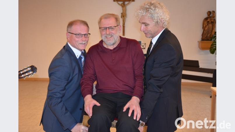 Sie lassen Pater Benedikt Leitmayr (Mitte) im wahrsten Sinne des Wortes hochleben: Bürgermeister Max Bindl (links) und Landrat Wolfgang Lippert tragen den Geistlichen samt Stuhl zu einem Tisch. Bild: jr