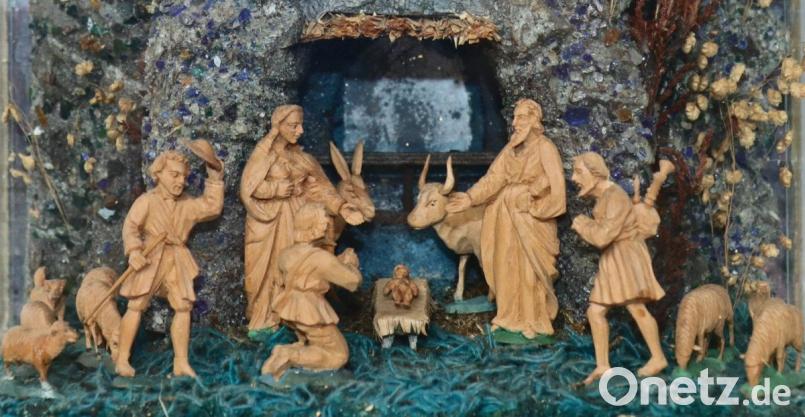 Die geschnitzten Figuren aus Pfaffenhütchenholz in der Miniatur-Kastenkrippe aus Königsberg an der Eger stammen von dem bekannten Schnitzer Franz Zapf (1821-1903). Bild: exb