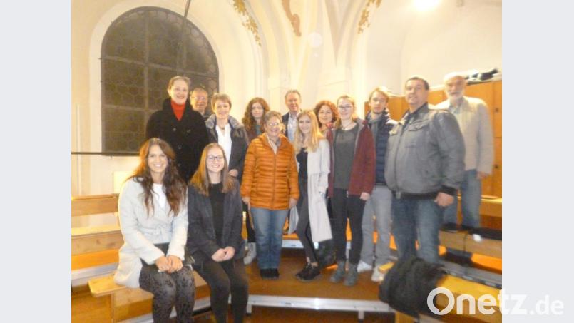 Die Gesangsklasse der Lehrbeauftragten an der Uni Regensburg, Gertrud Werner (links, stehend), begeistert mit sakralen Liedern in der Pfarrkirche St. Georg. Stadtchorregent Harald Bäumler begleitet einfühlsam und spielt auch eigene Soli. Bild: kwl
