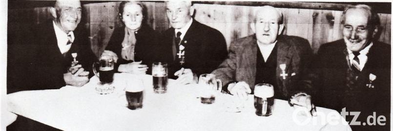 Nur wenige Kohlberger erinnern sich an diese Personen. Von links: Wagnermeister Josef Bäumler mit Ehefrau Katharina, Feuerwehr-Ehrenkommandant Johann Gäbelein, Georg Krügelstein und der ehemalige Gemeindeschreiber Johann Magerl. Er hat Aufzeichnungen über Kohlberger Ereignisse, den Verschönerungsverein, Sitten und Gebräuche verfasst. Das Bild entstand laut Angaben von Karl Prösl am 20. Oktober 1962 im Schnellinger-Saal (heute das Bösl-Anwesen). Bild: jml