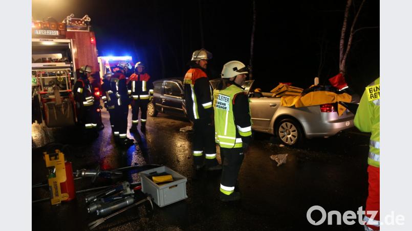 Die Feuerwehr befreite mit hydraulischen Gerät die Insassen des Audis. Bild: rw