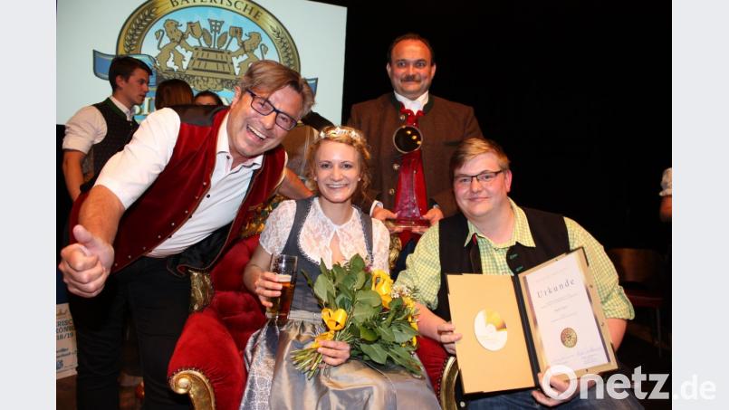 Bürgermeister Reiner Gäbl (links), sein Stellvertreter Georg Zierer junior und Rathaus-Azubi Daniel Biermeier (rechts) gewinnen in München die „Goldene Bieridee“ für das Museum im Kommunbrauhaus. Darauf stößt auch die bayerische Bierkönigin Johanna Seiler an. Bild: ui