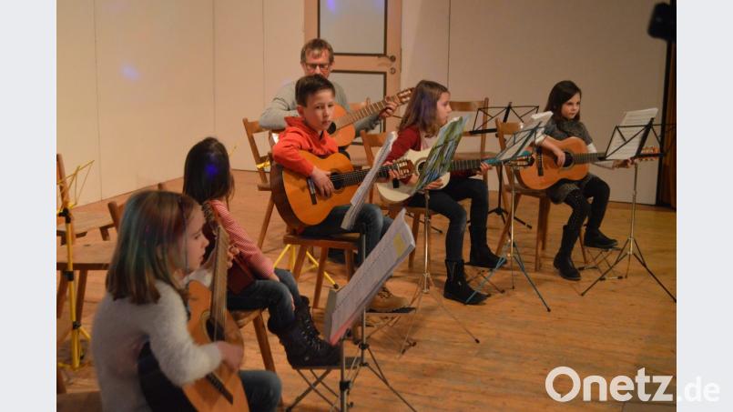 Im Gitarrenensemble zeigten die Schüler ihr Können. Bild: myd