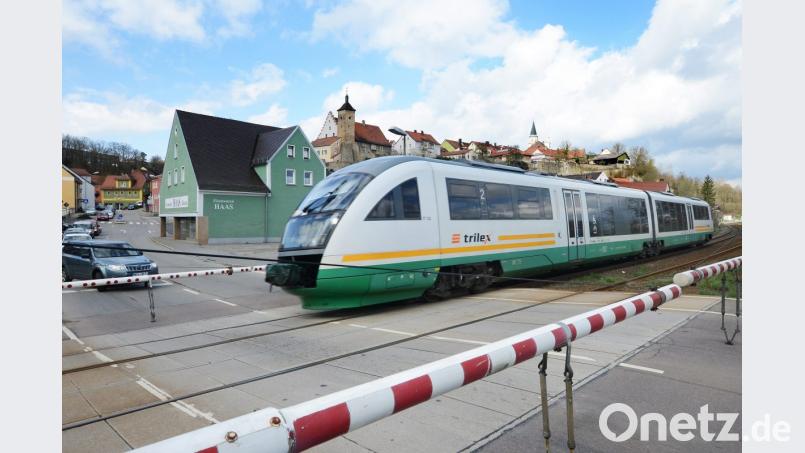 Der Dauerbrenner in der Nabburger Kommunalpolitik bleibt auch über 2018 hinaus aktuell: Das Thema Bahnübergang ist nach wie vor ungelöst. Bild: Petra Hartl