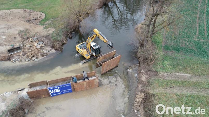 Ein Bagger entfernt die Flusssperre und die Haidenaab kann ihren gewohnten Lauf nehmen. Bild: sne