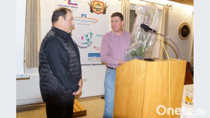 „Ehre, wem Ehre gebührt“: Mit diesen Worten wurde Gewässerwart Max Marr (links) zum Ehrenmitglied des Fischereivereins Amberg ernannt. Vorsitzender Tim Jüntgen würdigte Marrs langjähriges Engagement. Bild: oe