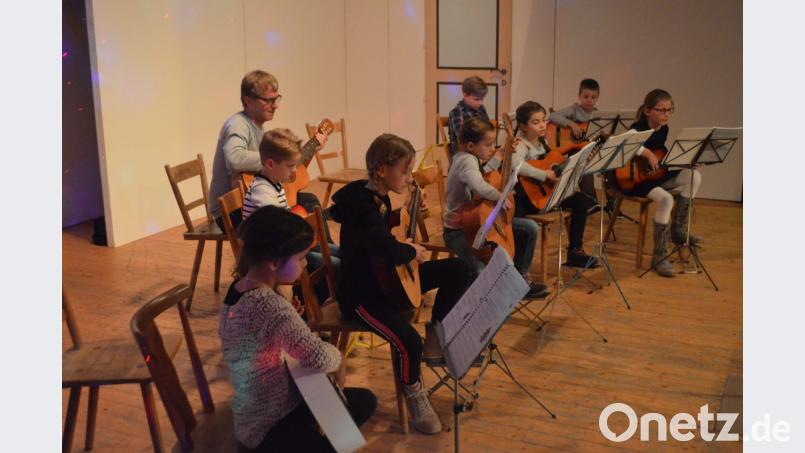 Im Gitarrenensemble zeigten die Schüler ihr Können. Bild: myd