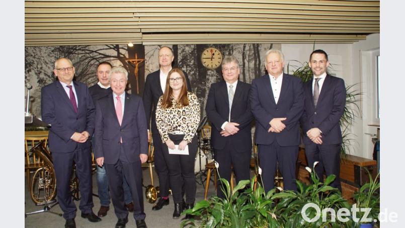 MMM-Gesellschafter Michael Koller (Dritter von links) gratulierte Stefanie Brandl und Hartmut Cebula (Dritter von rechts) zusammen mit den Geschäftsführern Michael Geutler (links), Thomas Hasselkuß (Vierter von links), Robert Eibl (Zweiter von rechs), Benedikt Koller (Assistent der Geschäftsleitung,rechts) und Betriebsratsvorsitzenden Alois Spachtholz (Zweiter von links) zum Dienstjubiläum. Bild: mmj