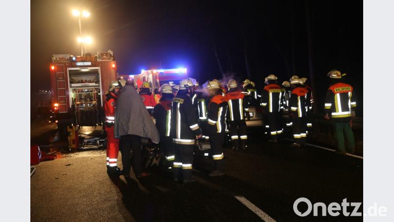 Zwei Autos stoßen auf der Staatsstraße 2177 bei Waldershof frontal zusammen. Bild: rw