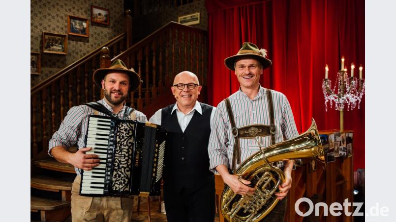 Christian Müller (links) und Manfred Wild (rechts) freuen über das Gastspiel bei den "Brettlspitzen" von Jürgen Kirner. Bild: exb
