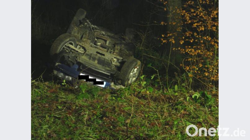 Der BMW bleibt auf dem Dach liegen. Bild: adj