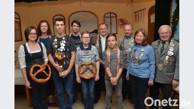 "Edelweiß"-Schützenmeister Johann Gösl (rechts) erhielt in diesem Jahr die schwere Schützenkette, die ihn als besten Luftgewehr-Schützen auszeichnet und damit zum Schützenkönig proklamiert. Monika Wendolsky (Zweiter von rechts) ist die neue Schützenkönigin an seiner Seite und Enkel Elias Gösl (Dritter von links) erhielt den Titel in der Schüler- und Jugendklasse und darf sich neben seinem Opa einreihen. Vorderlader-Schützenkönig wurde Josef Zeug (Dritter von rechts). Bild: dob