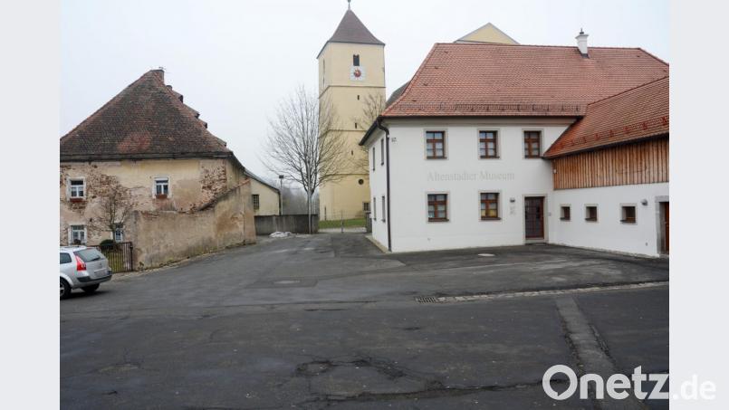 Der Pfarrplatz in Altenstadt bekommt keinen raumgreifenden Brunnen. Ein Bürgerentscheid fällt eindeutig aus. Bild: Gabi Schönberger